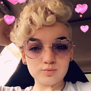 Meet your Posher, Caitlin